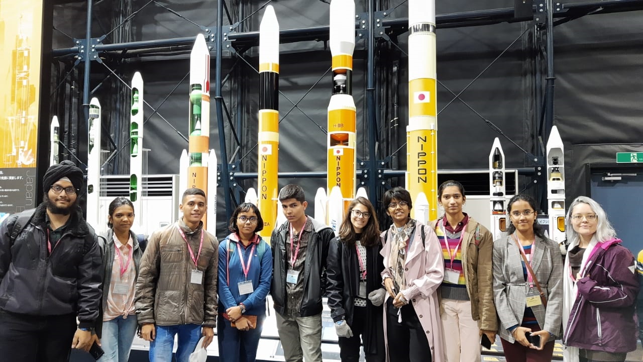 Clara Marcelino Ribeiro Sousa e mais o grupo de estudantes que participou do programa de intercâmbio Sakura Science High School Program, de 24 a 30 de novembro, no Japão.